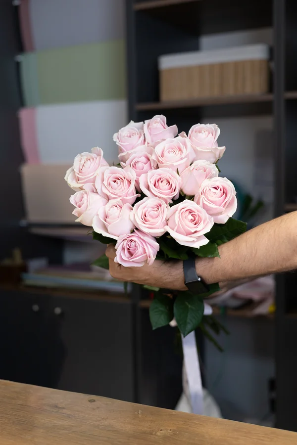 Букет розовых роз «Pink Mondial», 15 штук — в интерьере бутика