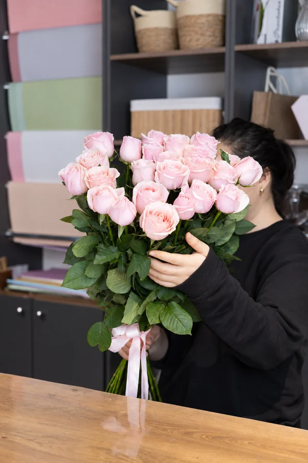 Букет розовых роз «Pink Mondial», 25 штук — размер в руках
