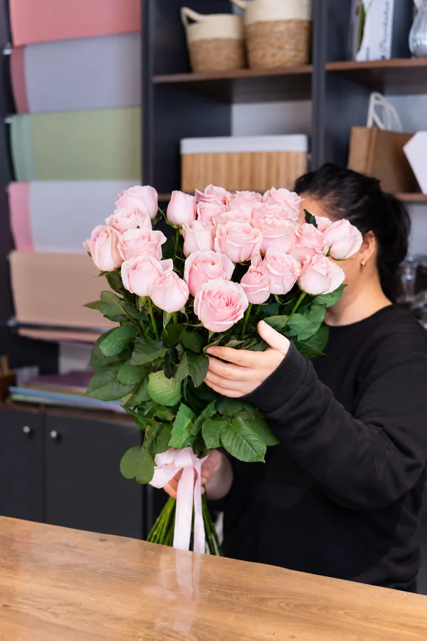 Букет розовых роз «Pink Mondial», 25 штук — размер в руках