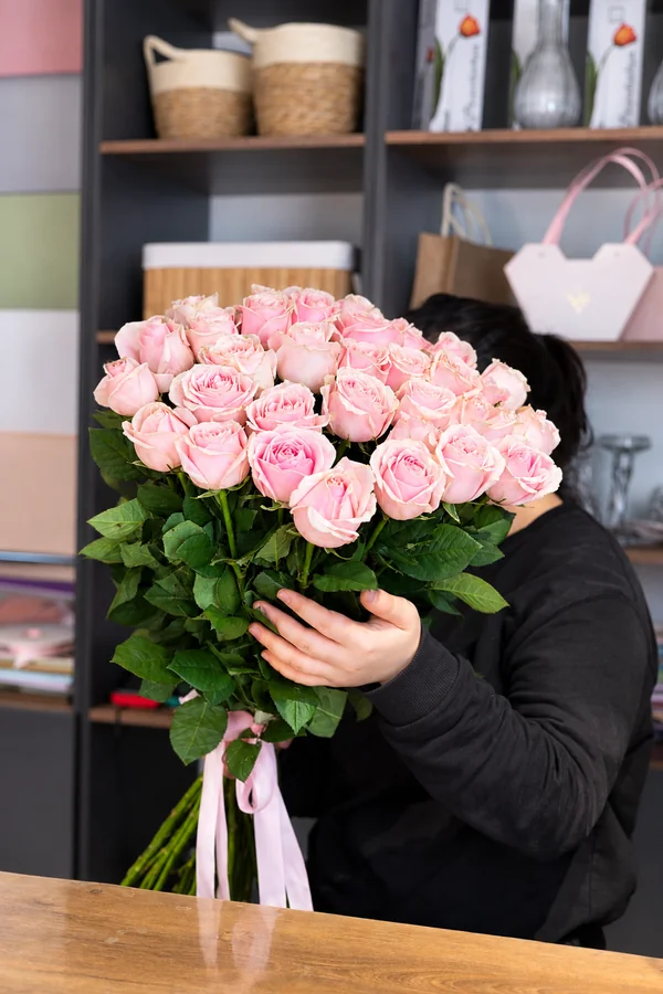 Букет розовых роз «Pink Mondial», 35 штук — размер в руках